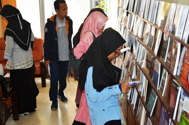 BOOK FAIR 2018 WELCOMED BY UGM'S FRESHMAN